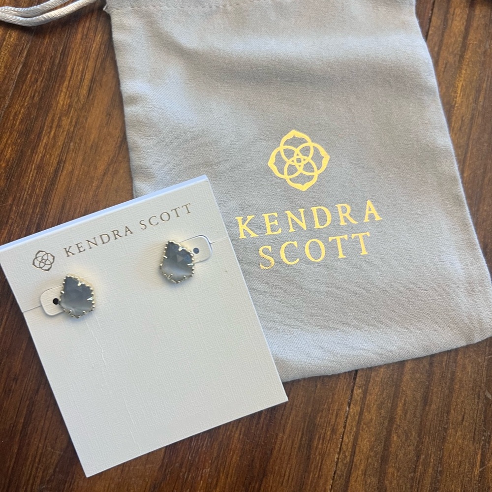 Kendra Scott Tiger’s Eye Stone Earrings set in Gold.